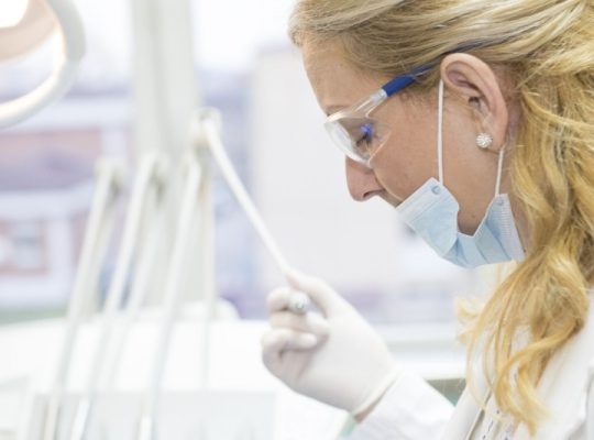 Kiedy i gdzie wykonać endodoncję mikroskopową